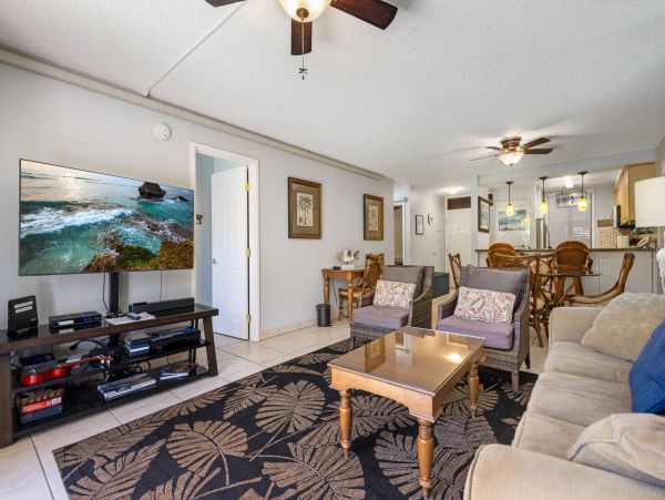 Maui Tropical Paradise Retreat: Ground-Floor Condo with Resort Amenities & Beach Access