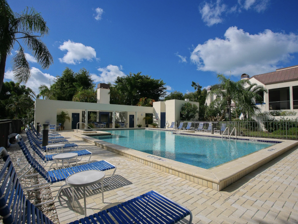 Bayside Beauty Longboat Key Beach Club Access Walk to St. Regis Beach Club