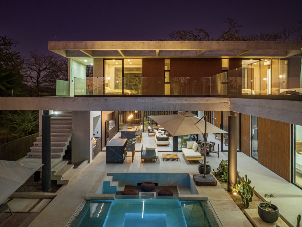 Luxury Villa with 6-Bedrooms & a Pool in Tamarindo Beach