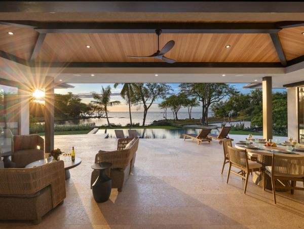 Stunning Beachfront 4-Bedroom Retreat in the Big Island