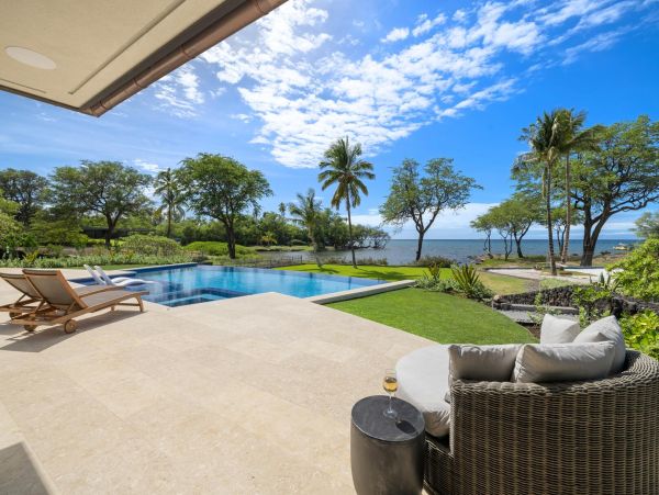 Stunning Beachfront 4-Bedroom Retreat in the Big Island