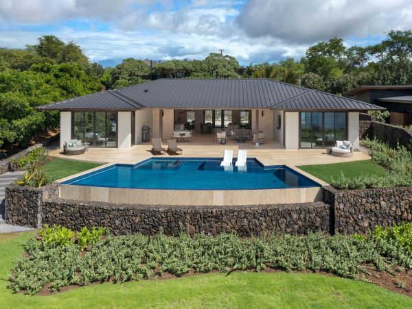 Stunning Beachfront 4-Bedroom Retreat in the Big Island