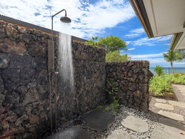 Stunning Beachfront 4-Bedroom Retreat in the Big Island