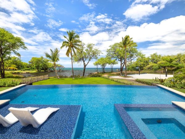 Stunning Beachfront 4-Bedroom Retreat in the Big Island