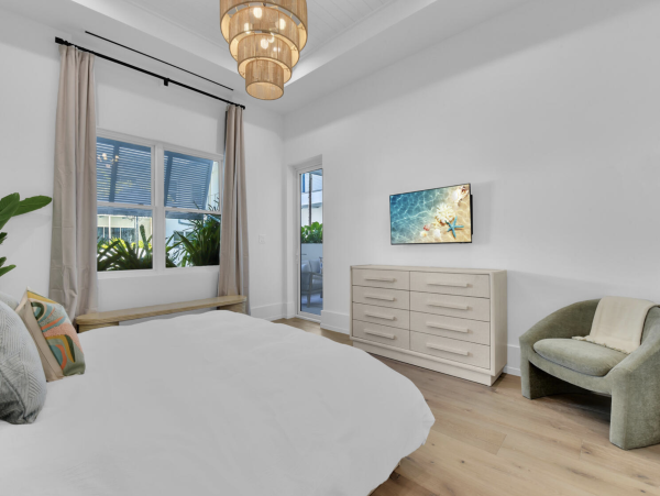 Super Posh Upscale Naples Condo Walk to Dining Olde Naples