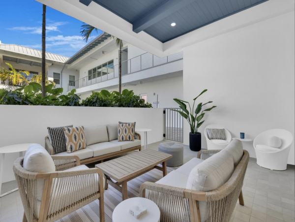 Super Posh Upscale Naples Condo Walk to Dining Olde Naples