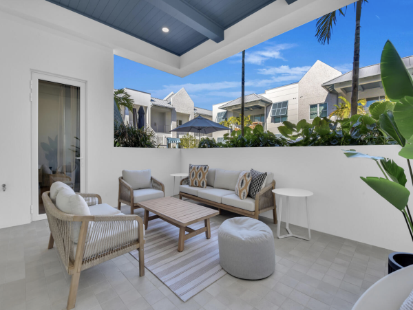 Super Posh Upscale Naples Condo Walk to Dining Olde Naples