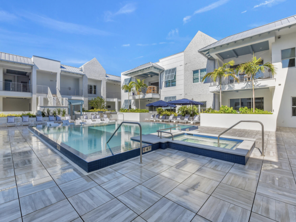 Super Posh Upscale Naples Condo Walk to Dining Olde Naples