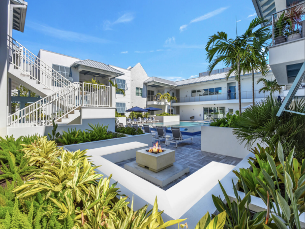 Super Posh Upscale Naples Condo Walk to Dining Olde Naples