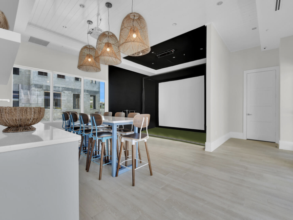 Super Posh Upscale Naples Condo Walk to Dining Olde Naples