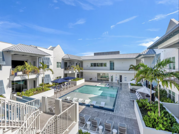 Super Posh Upscale Naples Condo Walk to Dining Olde Naples