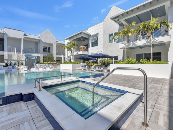 Super Posh Upscale Naples Condo Walk to Dining Olde Naples