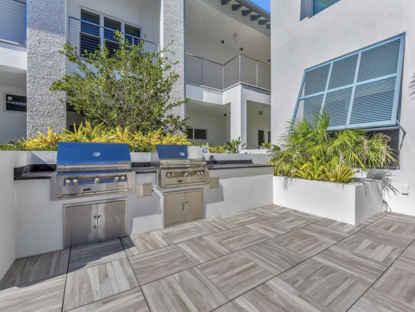 Super Posh Upscale Naples Condo Walk to Dining Olde Naples