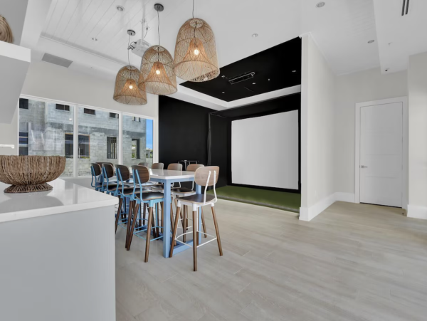 Super Posh Upscale Naples Condo Walk to Dining Olde Naples