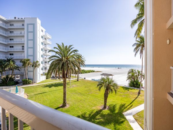 Beachfront Two Bedroom Vacation Rental Condo in Siesta Key