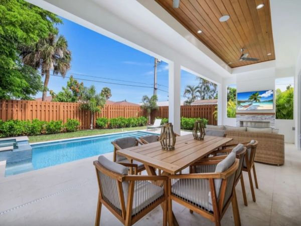 Close to Vanderbilt Beach Four Bedroom Pool Home