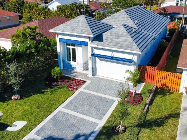 Close to Vanderbilt Beach Four Bedroom Pool Home