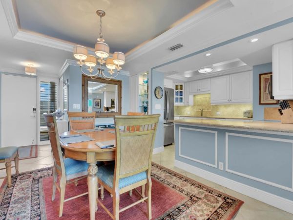Beachfront Two Bedroom Vacation Condo in Naples