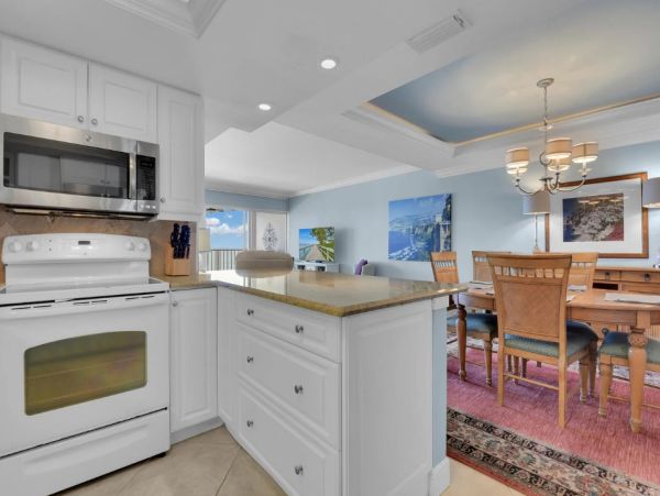 Beachfront Two Bedroom Vacation Condo in Naples