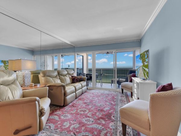 Beachfront Two Bedroom Vacation Condo in Naples