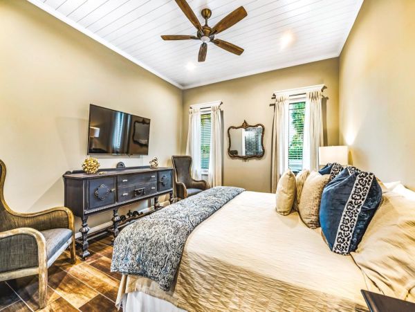 Lido Key Six Bedroom Elegant Retreat