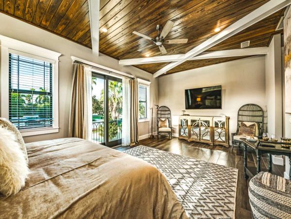 Lido Key Six Bedroom Elegant Retreat