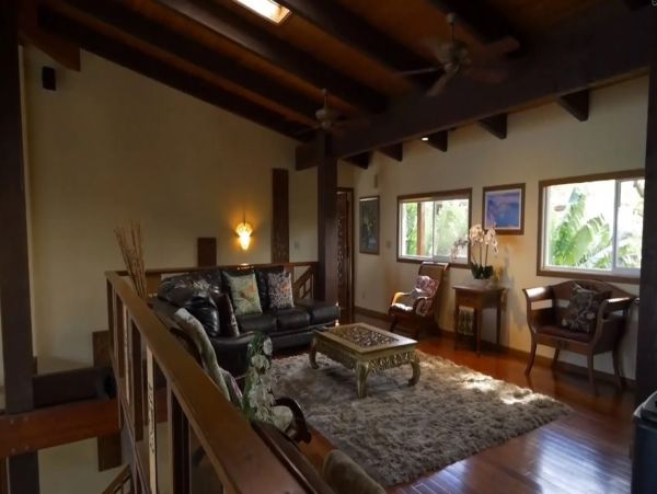 Beachfront Six Bedroom Vacation Home in Kaanapali