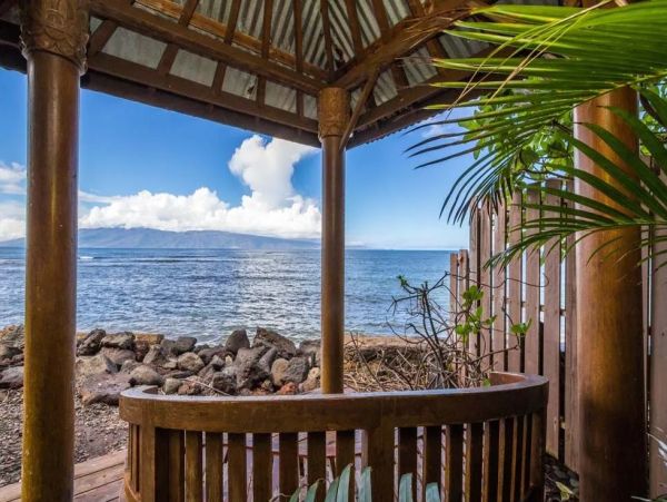 Beachfront Six Bedroom Vacation Home in Kaanapali