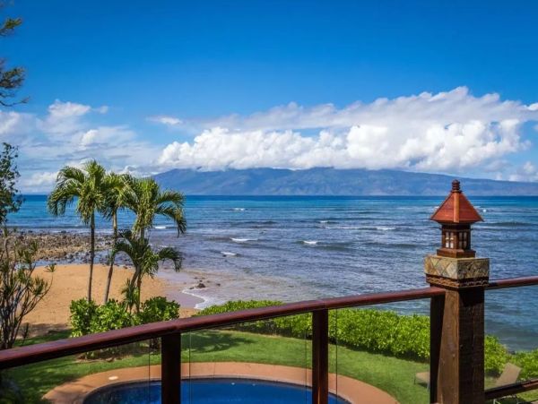 Beachfront Six Bedroom Vacation Home in Kaanapali