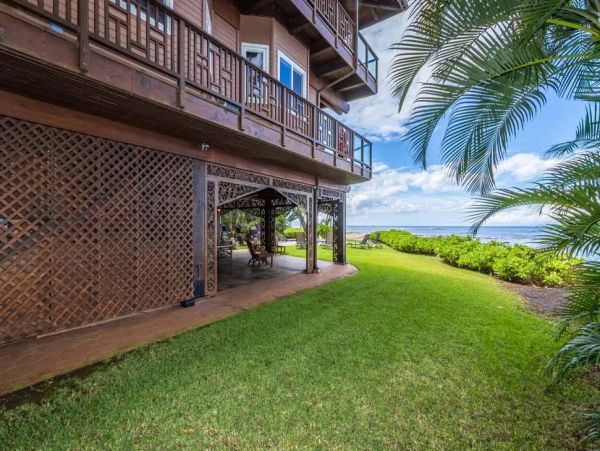 Beachfront Six Bedroom Vacation Home in Kaanapali
