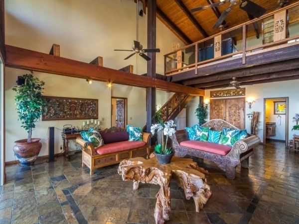 Beachfront Six Bedroom Vacation Home in Kaanapali