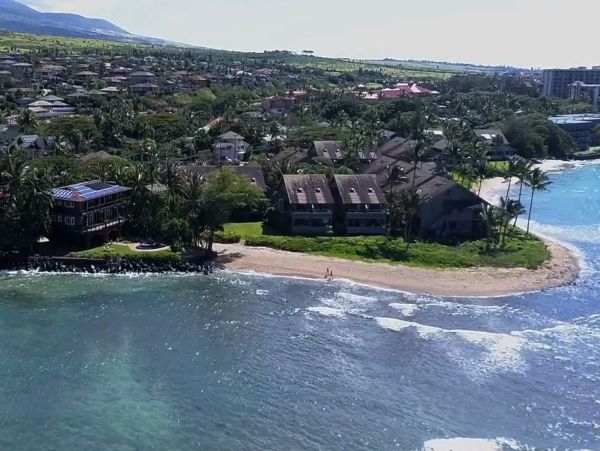 Beachfront Six Bedroom Vacation Home in Kaanapali