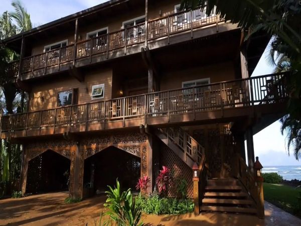 Beachfront Six Bedroom Vacation Home in Kaanapali