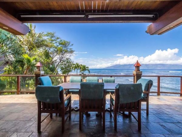 Beachfront Six Bedroom Vacation Home in Kaanapali