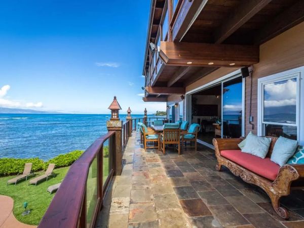 Beachfront Six Bedroom Vacation Home in Kaanapali