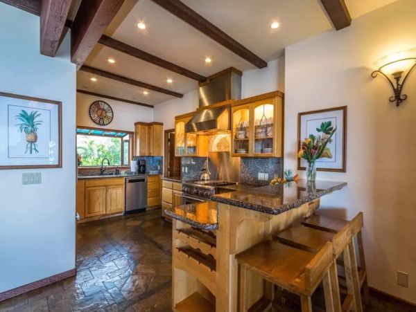 Beachfront Six Bedroom Vacation Home in Kaanapali