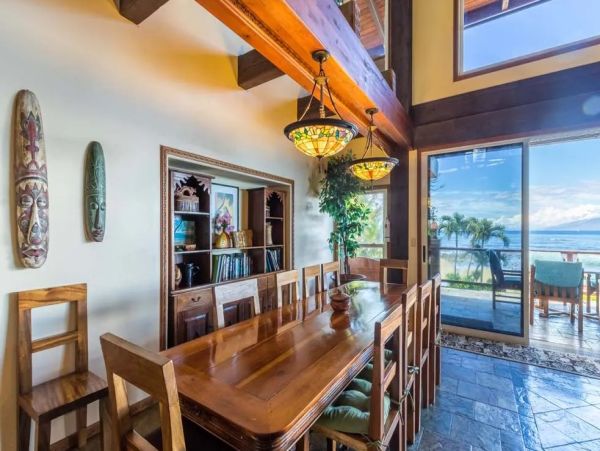Beachfront Six Bedroom Vacation Home in Kaanapali