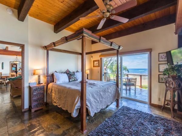 Beachfront Six Bedroom Vacation Home in Kaanapali