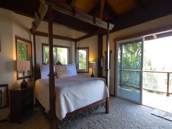 Beachfront Six Bedroom Vacation Home in Kaanapali