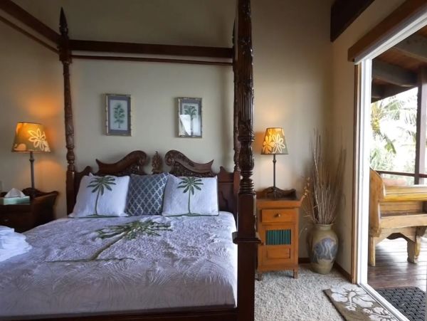 Beachfront Six Bedroom Vacation Home in Kaanapali
