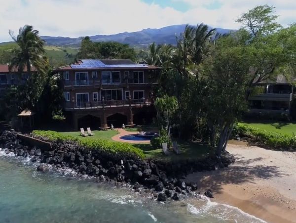 Beachfront Six Bedroom Vacation Home in Kaanapali