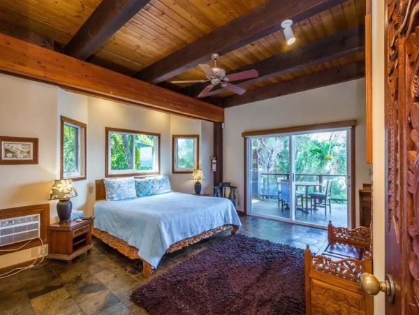 Beachfront Six Bedroom Vacation Home in Kaanapali