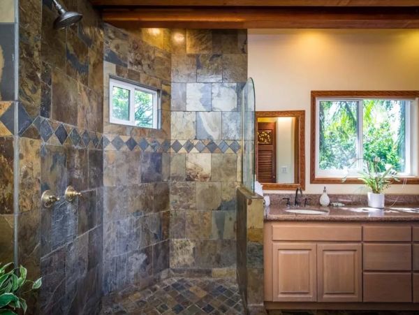 Beachfront Six Bedroom Vacation Home in Kaanapali