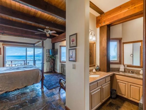 Beachfront Six Bedroom Vacation Home in Kaanapali