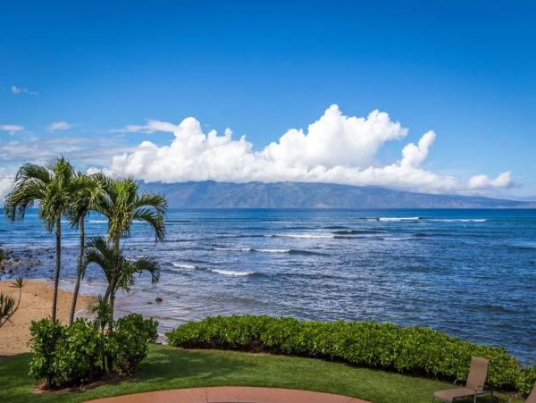Beachfront Six Bedroom Vacation Home in Kaanapali