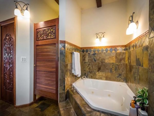 Beachfront Six Bedroom Vacation Home in Kaanapali
