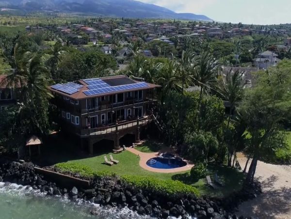 Beachfront Six Bedroom Vacation Home in Kaanapali