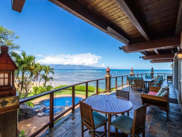 Beachfront Six Bedroom Vacation Home in Kaanapali