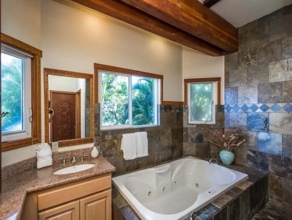 Beachfront Six Bedroom Vacation Home in Kaanapali