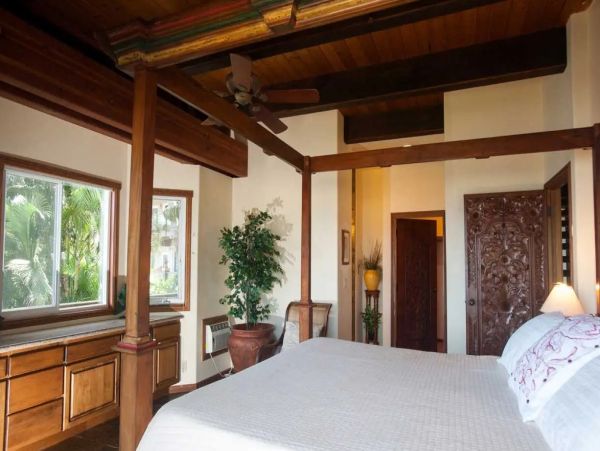 Beachfront Six Bedroom Vacation Home in Kaanapali